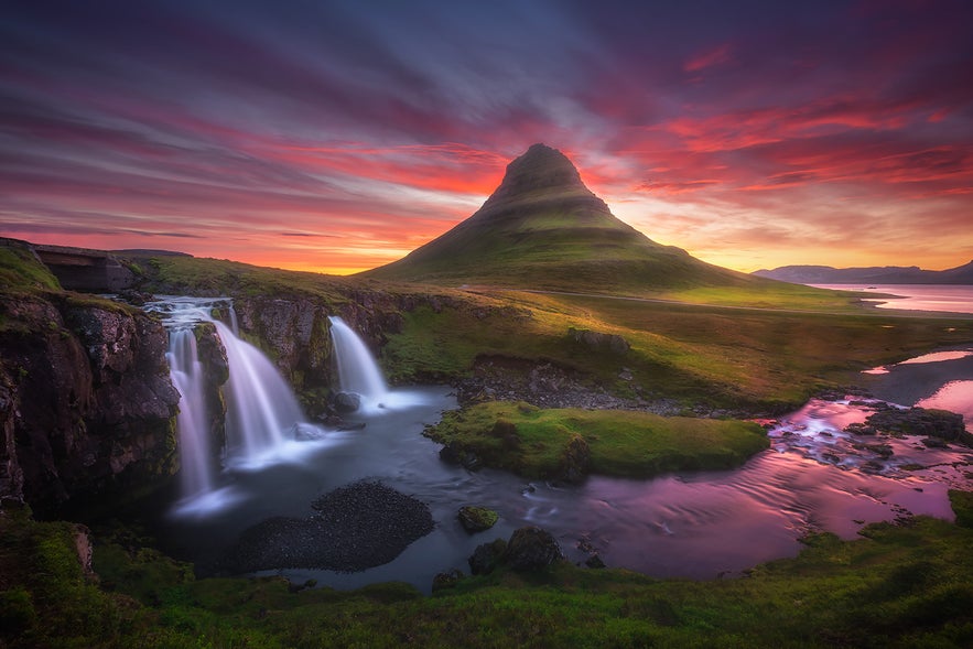 Berget Kirkjufell under solnedgången på halvön Snaefellsnes på Island