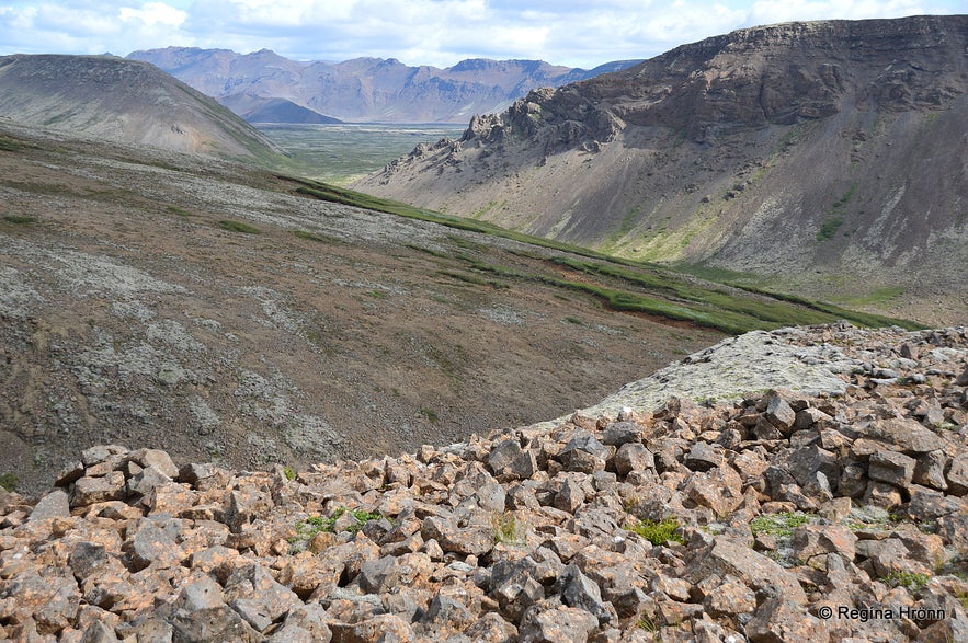 An easy Hike on Mt. Meyjarsæti and Lake Sandkluftavatn in South Iceland