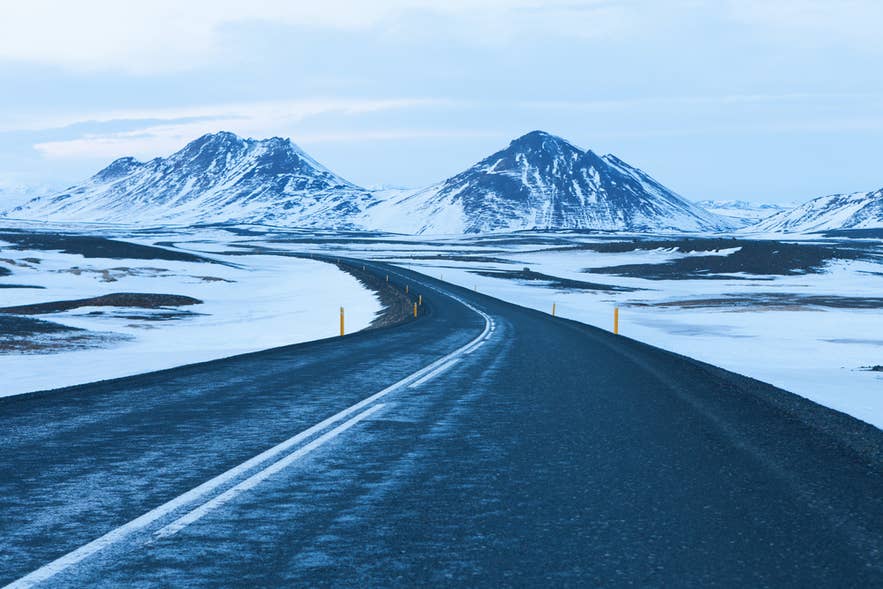 Schemerig uitzicht op de Ringweg in de winter tussen Egilsstaðir en Akureyri, een schilderachtige rit na een bezoek aan de Stuðlagil-kloof in Oost-IJsland.