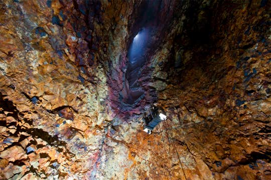Unforgettable 2.5-Hour Inside the Volcano Thrihnukagigur & Helicopter Tour from Reykjavik