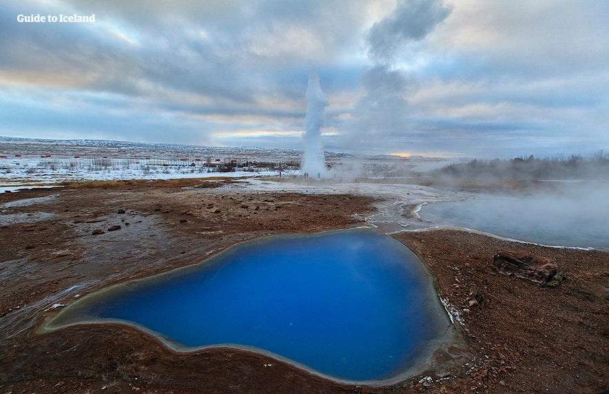 De varme kildene i Geysir geotermiske område er for varme til å bade i