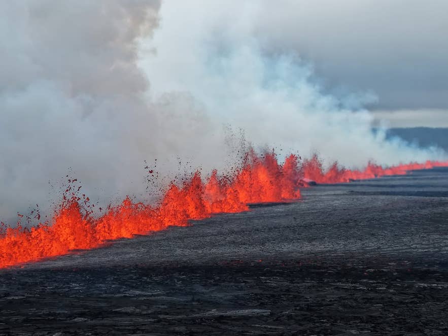 Eruzione lungo la fila di crateri di Sundhnukagigar il 16 luglio 2025.