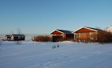 西アイスランドのMoar Guesthouseキャビンの雪景色と澄んだ空、広がる大自然の眺め