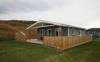 Each Mosas cottage has a cozy-looking exterior.