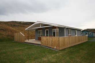 Each Mosas cottage has a cozy-looking exterior.