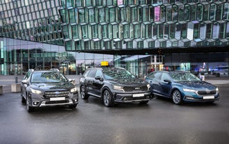 Парк из трех роскошных автомобилей, которые обеспечивают частный трансфер в аэропорт Исландии.