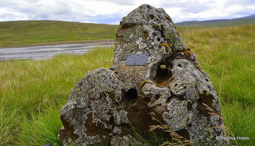 The Ghost Skeljungur and Bóla in Bólugil - Folklore from North Iceland