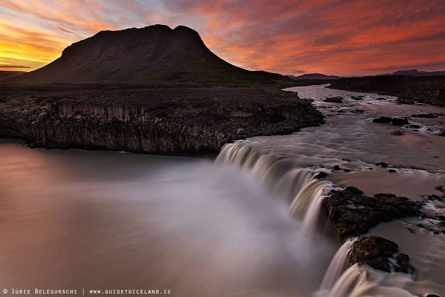Le soleil de minuit en Islande peut être vu en été.