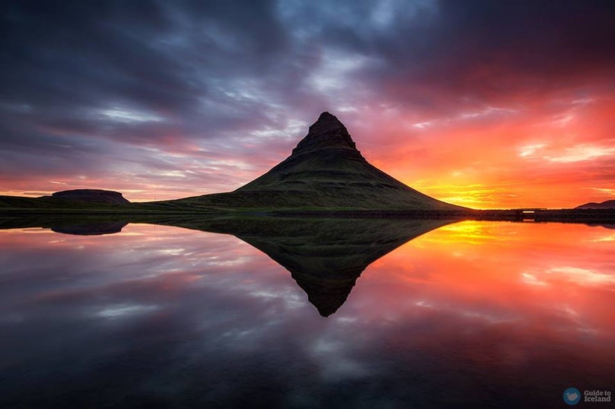 Słońce o północy przy górze Kirkjufell.