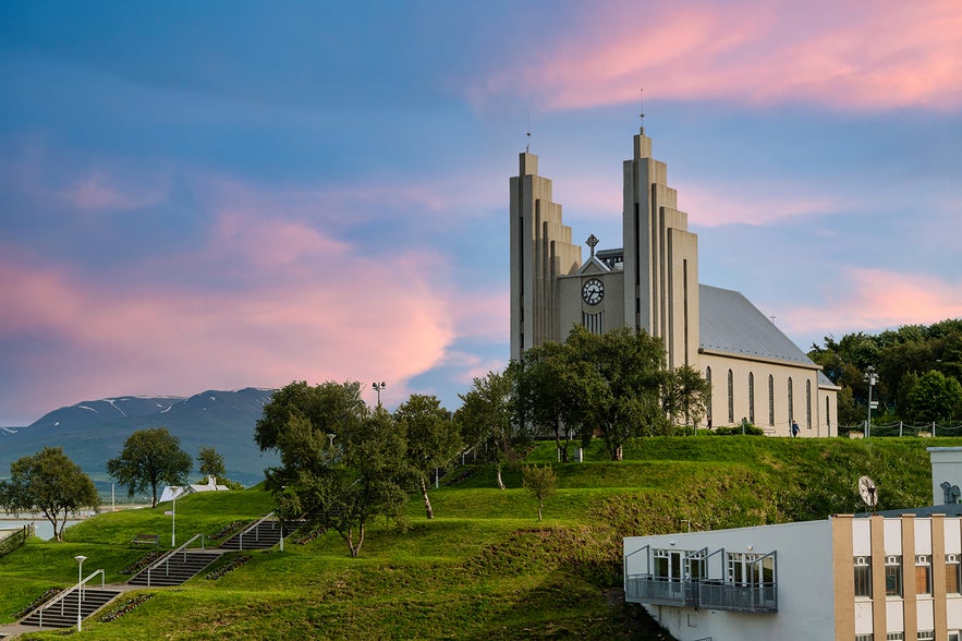 La iglesia en Akureyri, en el norte de Islandia