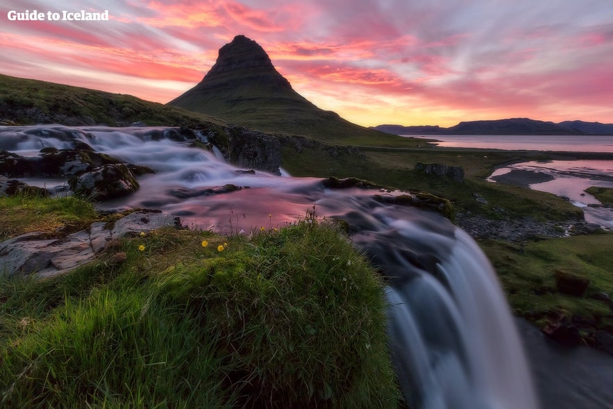 La montagne Kirkjufell et Kirkjufellsfoss sur la péninsule de Snæfellsnes font partie de ses sites les plus connus,