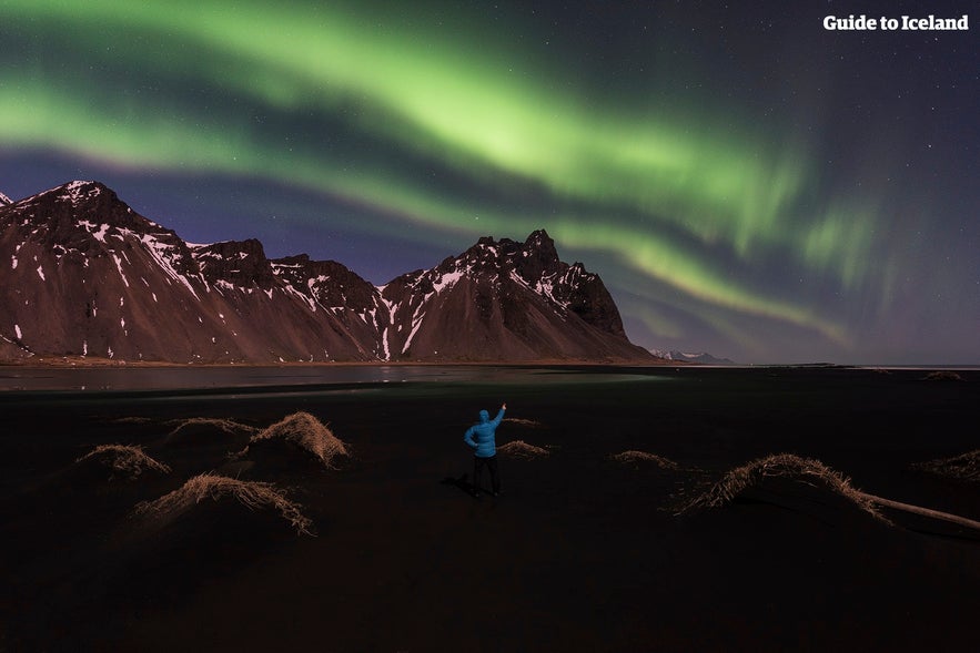 Nordlichter über Vestrahorn im Osten Islands.