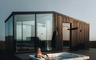 男士在南部冰岛Harmony Seljalandsfoss住宿享受私人度假时光。