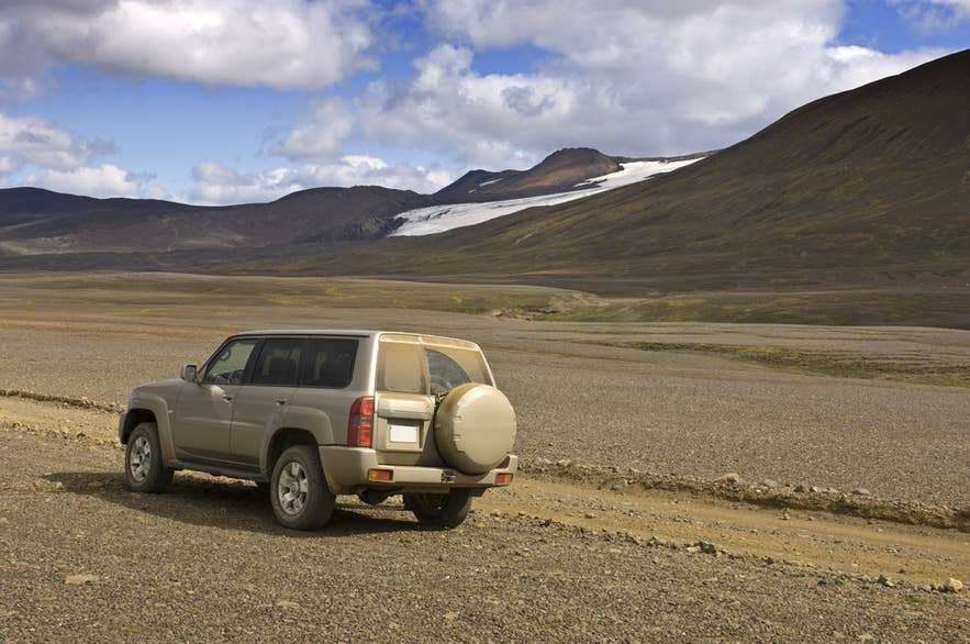 4x4-køretøj på en barsk højlandsvej nær Thorsmörk i Island med udsigt til gletsjere og afsides bjerglandskaber.