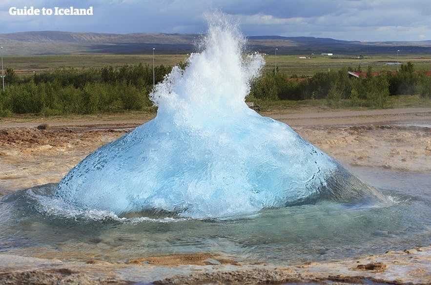 De Strokkur bereidt zich voor om uit te barsten in de Golden Circle van IJsland