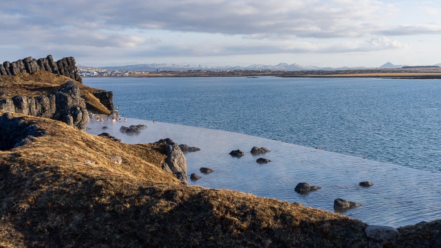 冰岛科帕沃于尔（Kópavogur）的天空之湖地热温泉。