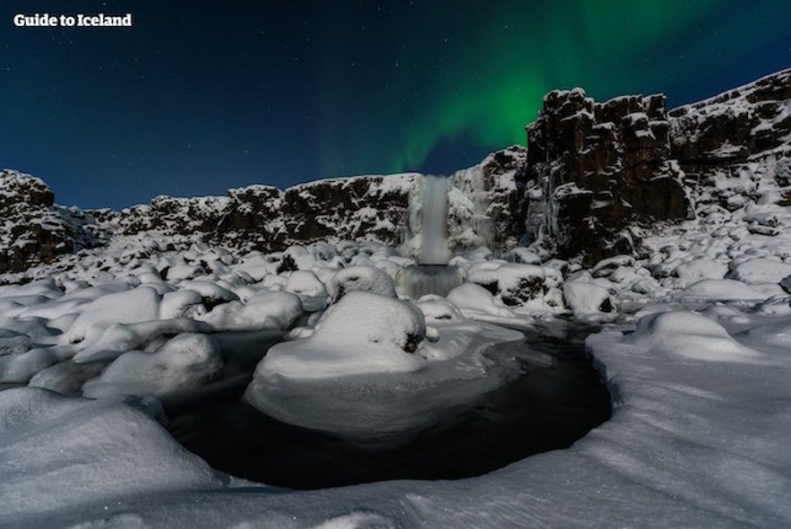 Oxararfoss omgitt av snø