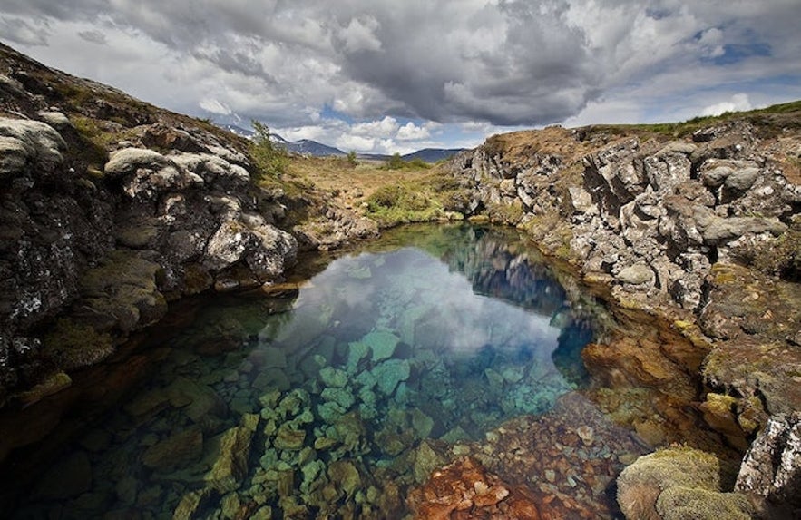 Nær inngangen til Silfra-sprekken kan turister se i det krystallklare brevannet