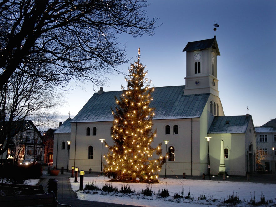 Plac publiczny Austurvollur w pobliżu centrum Reykjaviku.