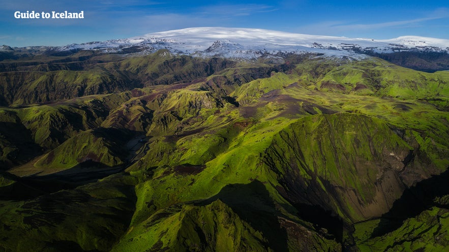 远处的米达尔斯冰川（Mýrdalsjökull）和前景中的Þakgil。