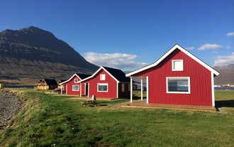 Mjoeyri Studio Cottage #1 位于埃斯基菲厄泽 (Eskifjörður)，设有共用热水浴缸 | Mjoeyri Studio Cottage #1 With Shared Hot Tub in Eskifjörður