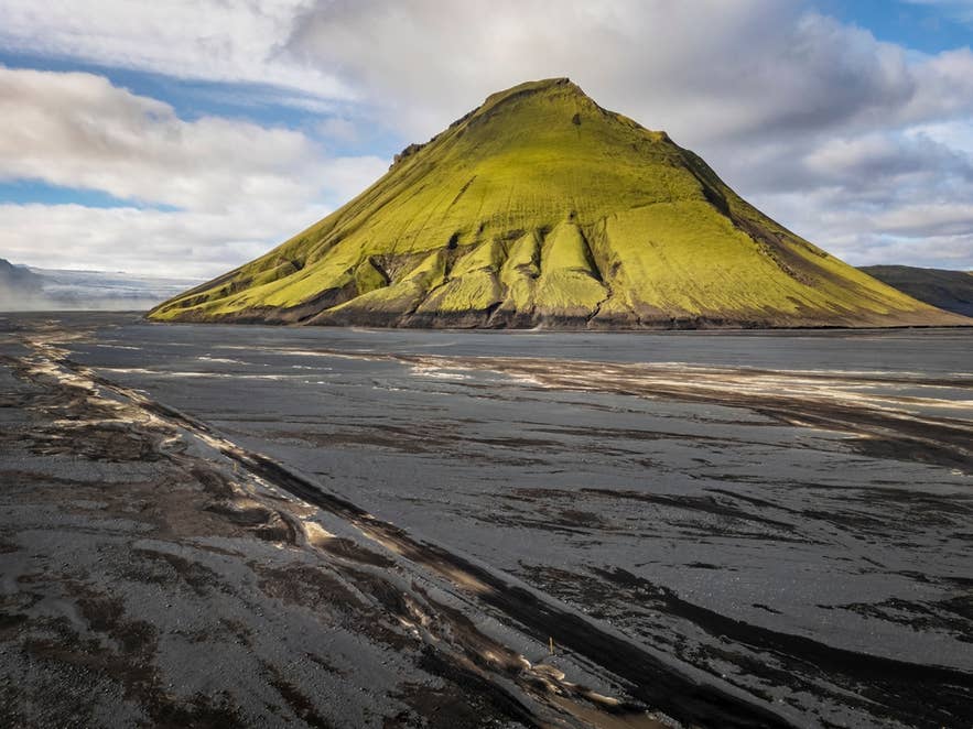 Maelifell火山矗立在荒芜的火山平原上，展现出森林消失后冰岛严酷的地貌。