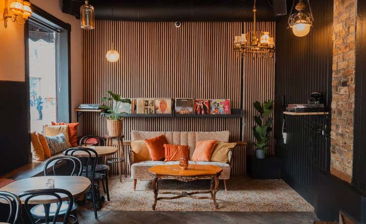 Die „22 Bar“ bietet mit ihrer rustikalen Einrichtung ein intimes und entspanntes Ambiente.