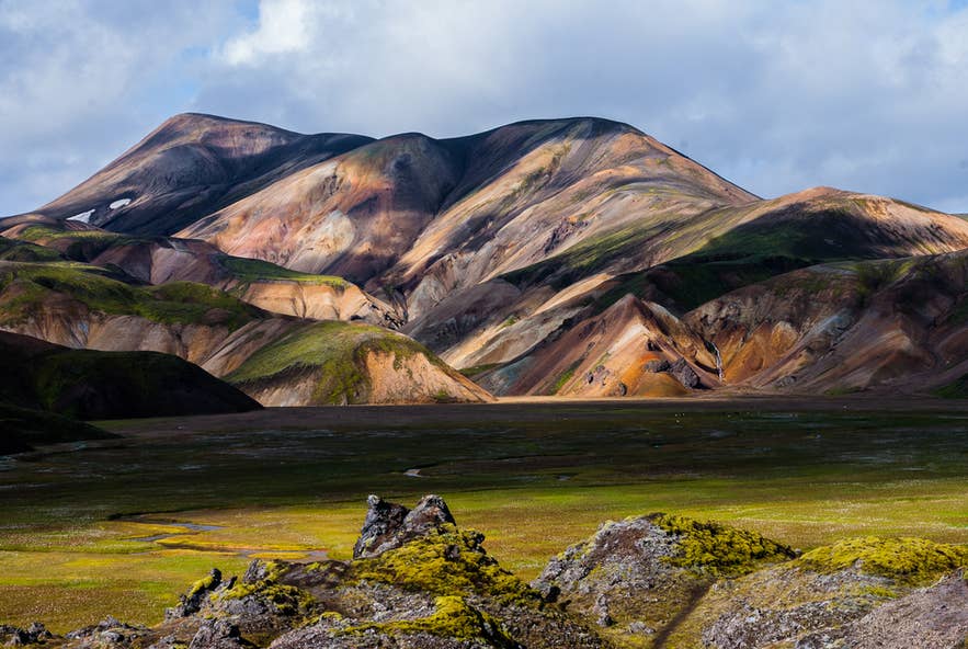 Farverige rhyolitbjerge langs Laugavegur-vandreruten fra Landmannalaugar til Thorsmörk i Islands højland.