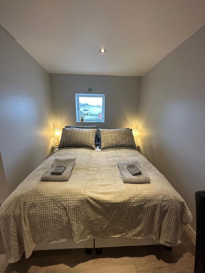 Chambre douillette à l’appartement Nordurgata 43 à Akureyri, nord de l’Islande.