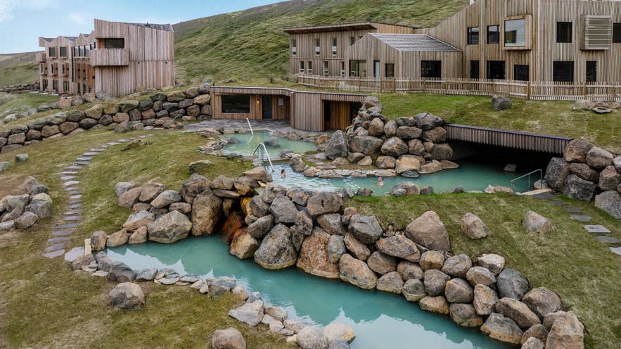 位于冰岛 Kerlingarfjoll 山脉中的 Highland Base 酒店及其地热温泉池。