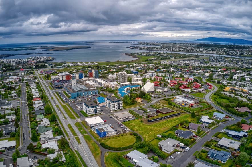 Vista aerea dei sobborghi di Reykjavik e della costa, con strade che collegano le principali fermate degli autobus della città.