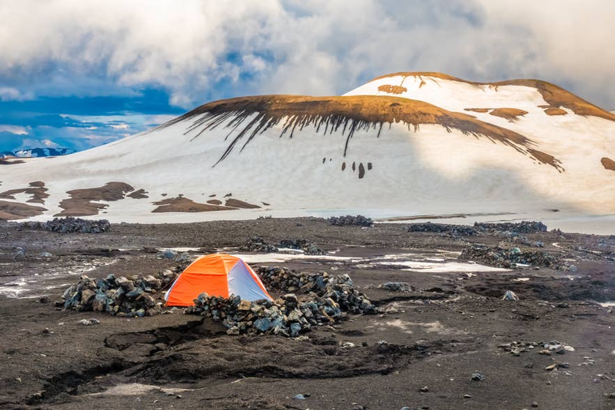 Avlägsen camping vid Hrafntinnusker campingplats på Islands Laugavegurled i Fjallabak naturreservat.