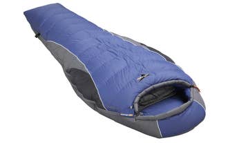 Un sac de couchage style momie avec doublure en duvet et plumes de canard.