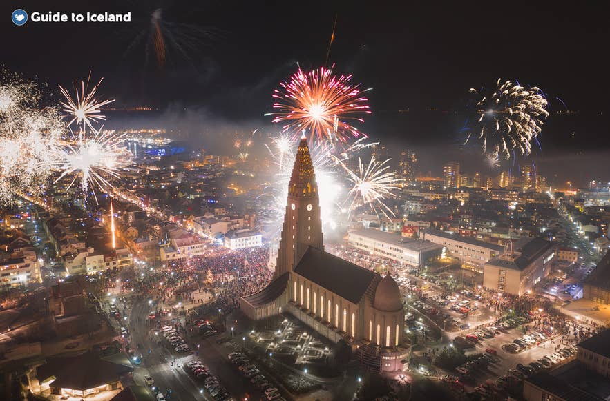 Reykjavík täyttyy juhlatunnelmasta uudenvuoden aaton lähestyessä.
