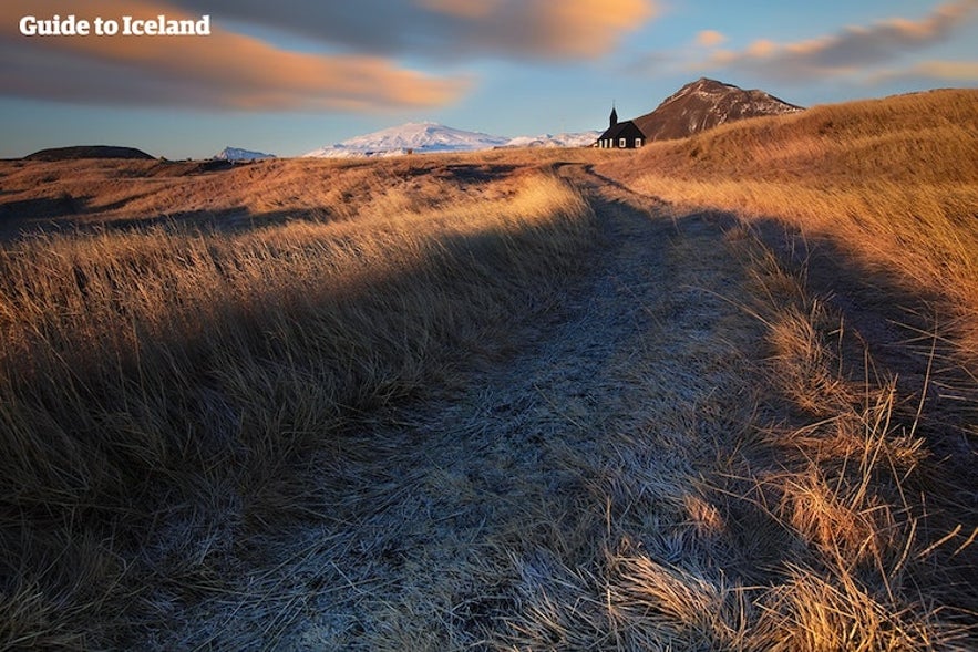 Budir med Snaefellsnesjokull i bakgrunn