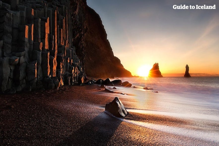 Den svarte sandstranden Reynisfjara på Sør-Island