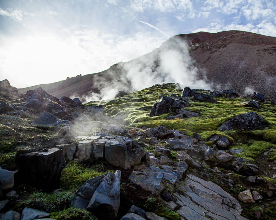 ランドマンナロイガルのブレンニステインサルダ山近く、地熱の蒸気が立ち上るアイスランドの火山ハイランド。