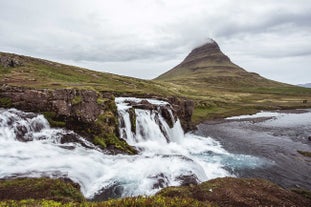 Cascada Kirkjufellsfoss junto a la montaña Kirkjufell.