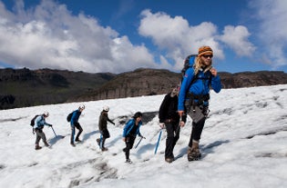 L'Islanda offre numerose opportunità di escursioni sui ghiacciai.
