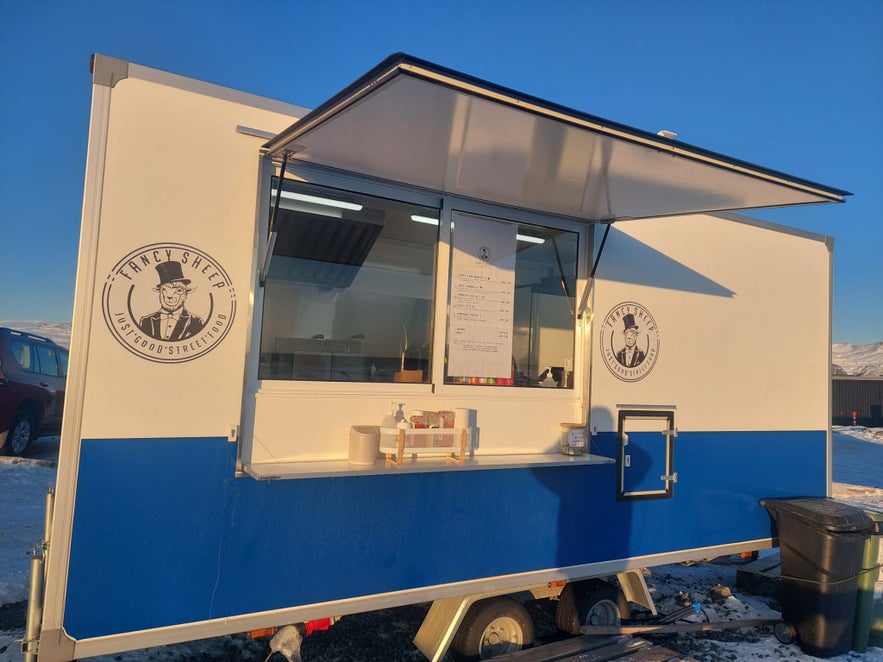 Fancy Sheep Truck serving street food on Iceland’s South Coast, a popular stop for quick bites.