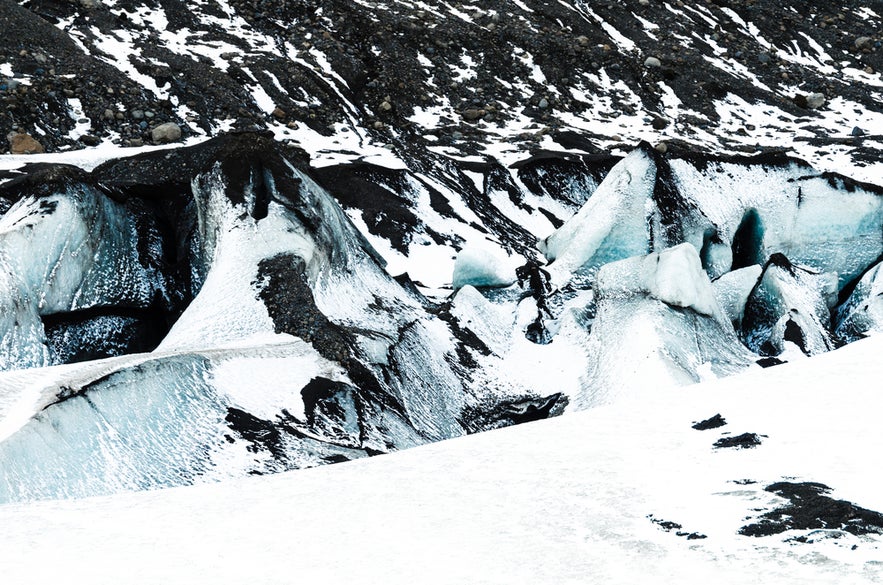 Zbliżenie na pokrywę lodowca Myrdalsjokull na Islandii.