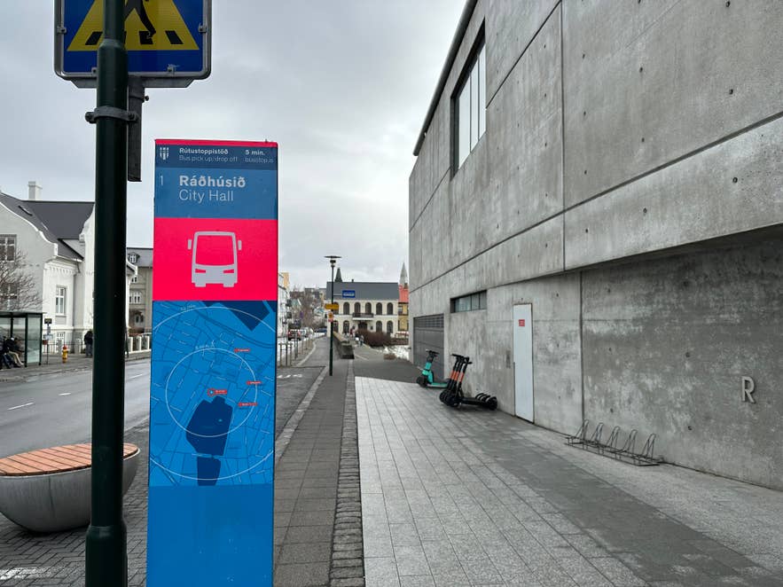 Bord voor Bushalte 1 Radhusid, het stadhuis, een belangrijke locatie tussen de bushaltes in het centrum van Reykjavik.