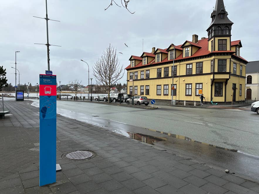Bushalte 2 aan de Tjarnargata, een van de centrale bushaltes in Reykjavik bij het meer Tjornin.