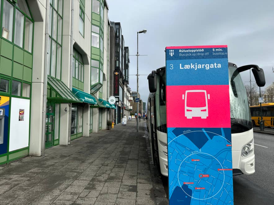 Bushalte 3 Laekjargata in het centrum van Reykjavik, een belangrijke locatie voor het ophalen van excursiepassagiers tussen de belangrijkste bushaltes in Reykjavik.