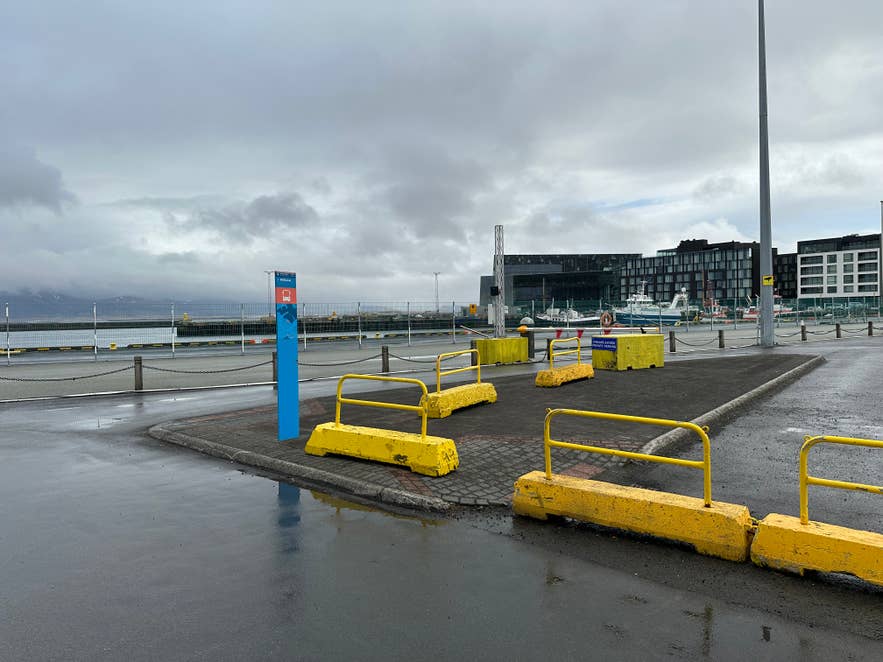 Bushalte 4 bij de haven Midbakki in Reykjavik, een locatie aan het water die wordt gebruikt voor het ophalen van excursiepassagiers bij bushaltes in Reykjavik.