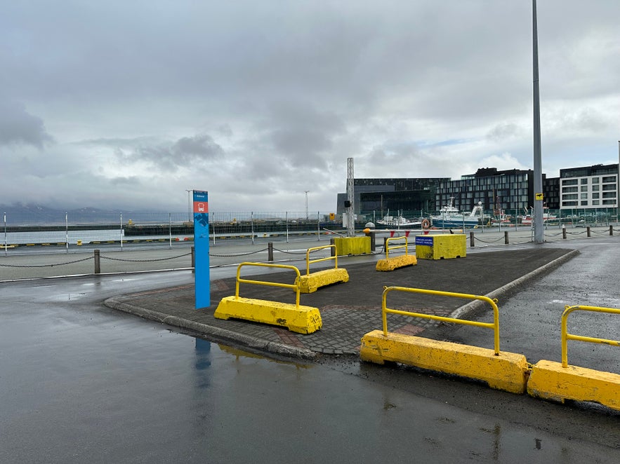 Ammirate il bellissimo porto vecchio di Reykjavik mentre aspettate che il vostro tour venga prelevato alla fermata dell'autobus n. 4