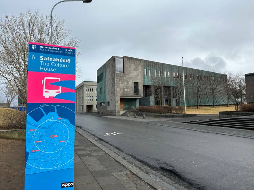 Die Bushaltestelle „Safnahusid 6“ in der Nähe des Kulturhauses von Reykjavík, Teil des Netzes der Bushaltestellen in der Innenstadt von Reykjavík.