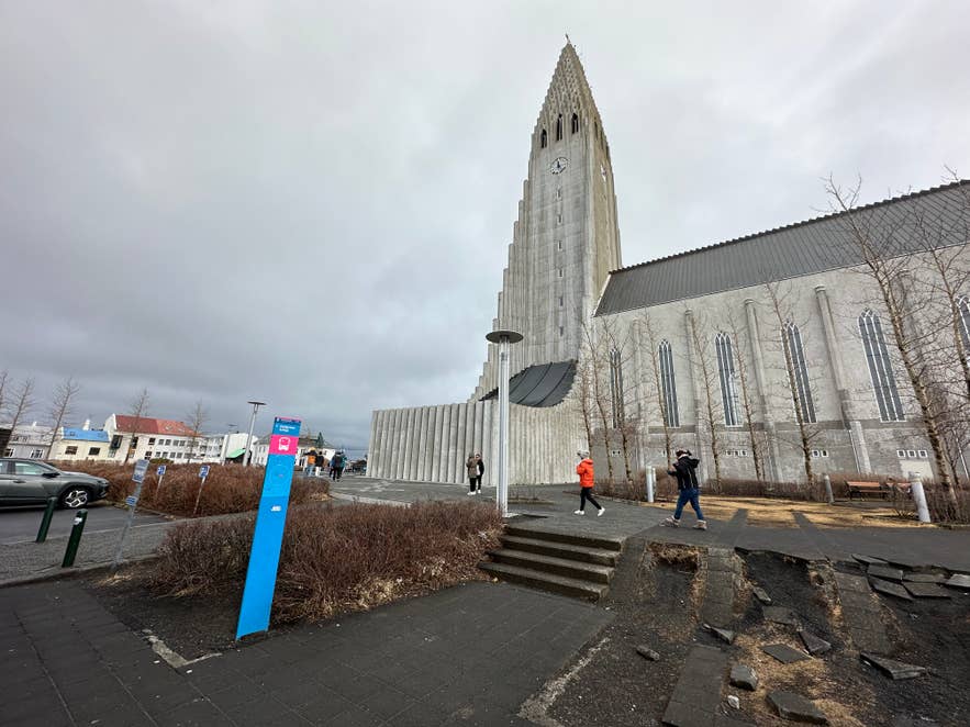 Bushaltestelle 8 Hallgrimskirkja in Reykjavik, ein wichtiger Treffpunkt für Touristen an einer der meistbesuchten Bushaltestellen in Reykjavik.