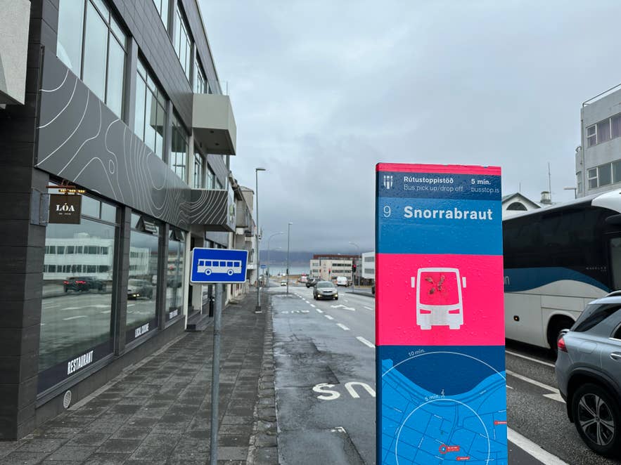Bushaltestelle 9 Snorrabraut in Reykjavík, ein zentraler Halt in der Nähe von Hotels und Restaurants, der zu den wichtigsten Bushaltestellen in Reykjavík zählt.