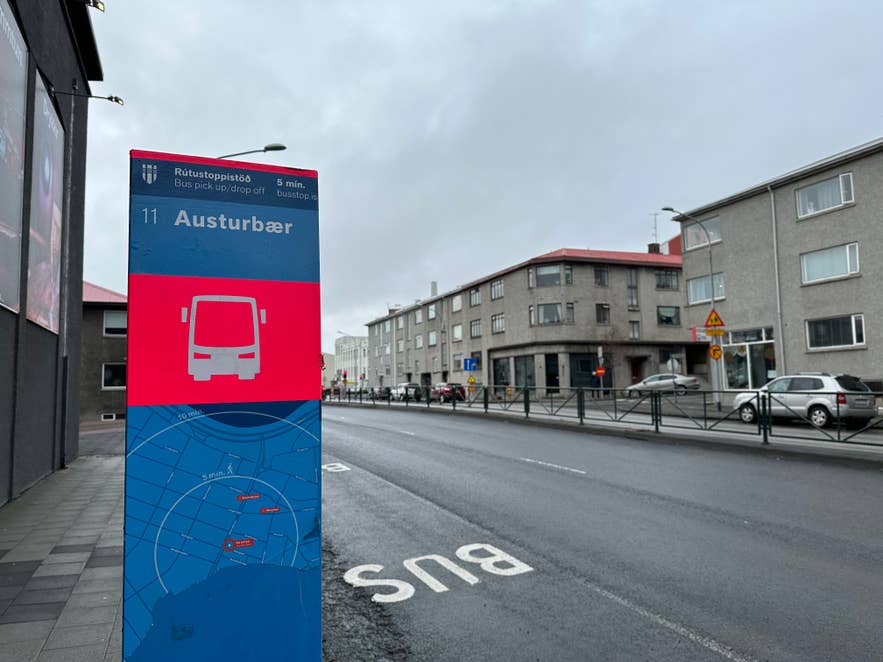 Bushalte 11 Austurbær in Reykjavik, een rustiger ophaalpunt in een woonwijk binnen het netwerk van bushaltes in Reykjavik.